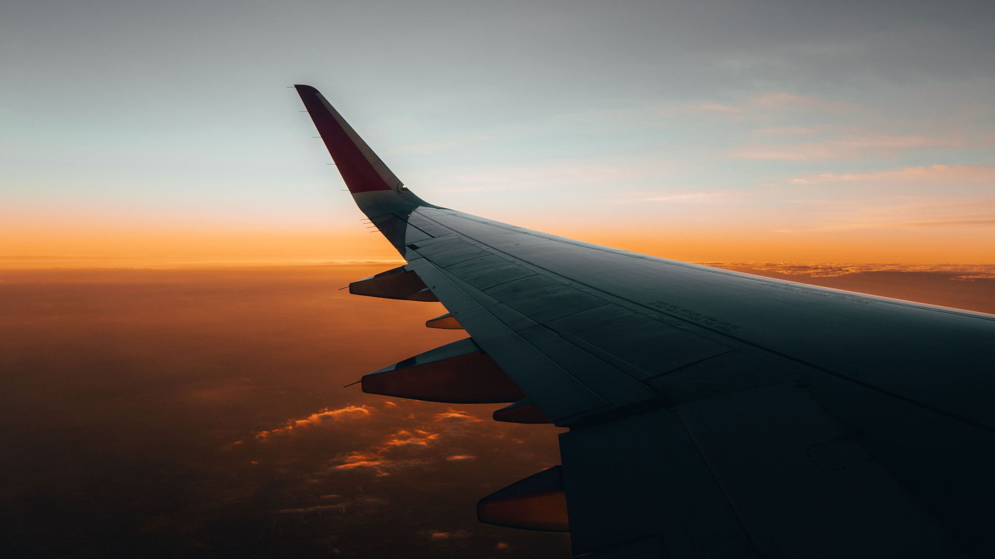 Vista desde la ventana de un avión al atardecer