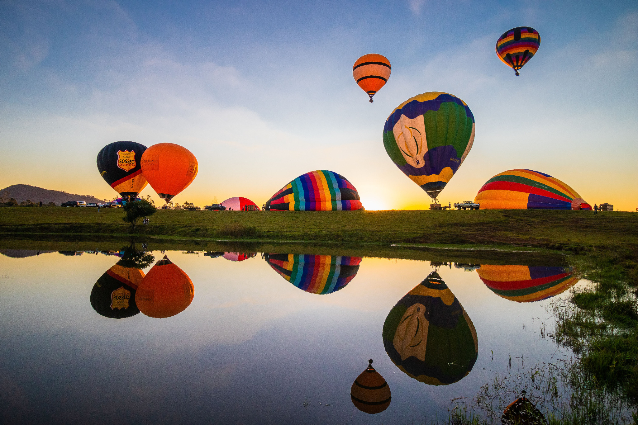 Globos aerostáticos al amanecer