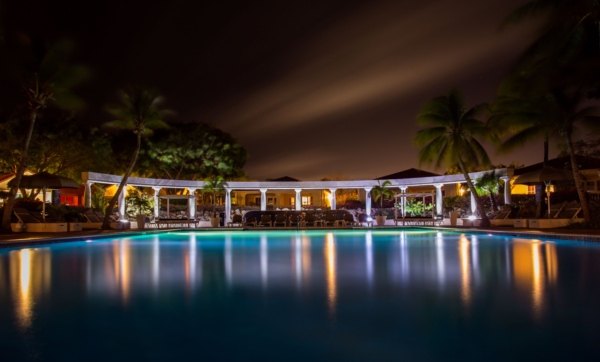 Hotel con alberca por la noche